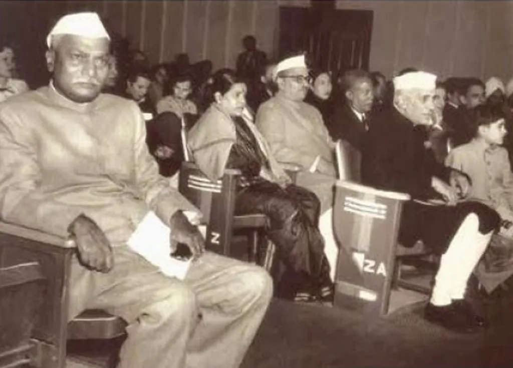 50- കളിൽ, ദൽഹിയിലെ Delite തിയേറ്ററിൽ സിനിമ കാണുന്ന രാഷ്ട്രപതി ഡോ. രാജേന്ദ്ര പ്രസാദ്, പ്രധാനമന്ത്രി ജവഹർലാൽ നെഹ്‌റു എന്നിവർ. കുട്ടിയായിരുന്ന രാജീവ് ഗാന്ധിയാണ് നെഹ്റുവിനുസമീപം.