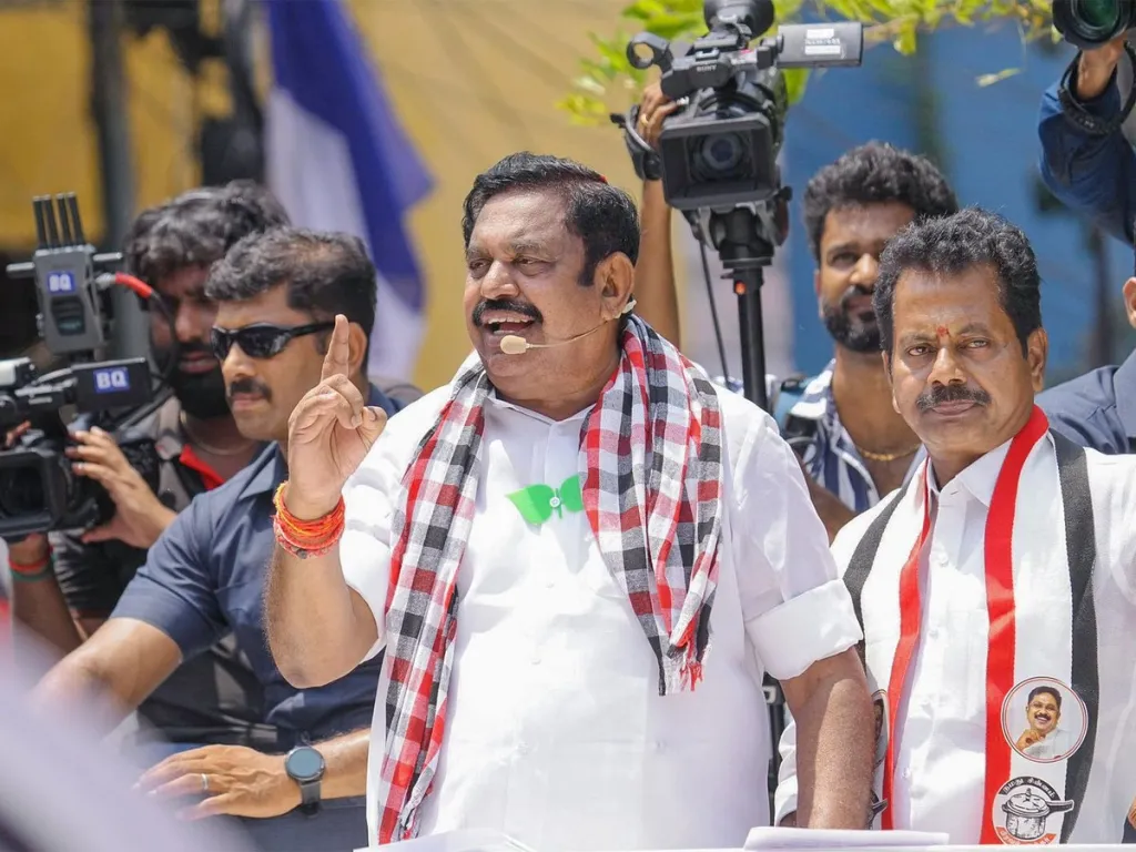തെരഞ്ഞെടുപ്പിൽ എഐഡിഎംകെയെ നയിച്ച മുൻ മുഖ്യമന്ത്രി എടപ്പാടി പളനിസ്വാമിയാണ് സ്വാഭാവികമായും ആ പാർട്ടിയുടെ പാർലമെൻററി പാർട്ടി നേതാവായി പ്രഖ്യാപിക്കേണ്ടത്. എന്നാൽ ആ നിലയ്ക്ക് കാര്യങ്ങൾ മുന്നോട്ട് പോകവേ പാർട്ടിയിൽ പ്രതിസന്ധി തുടങ്ങിയിരിക്കുന്നു.
