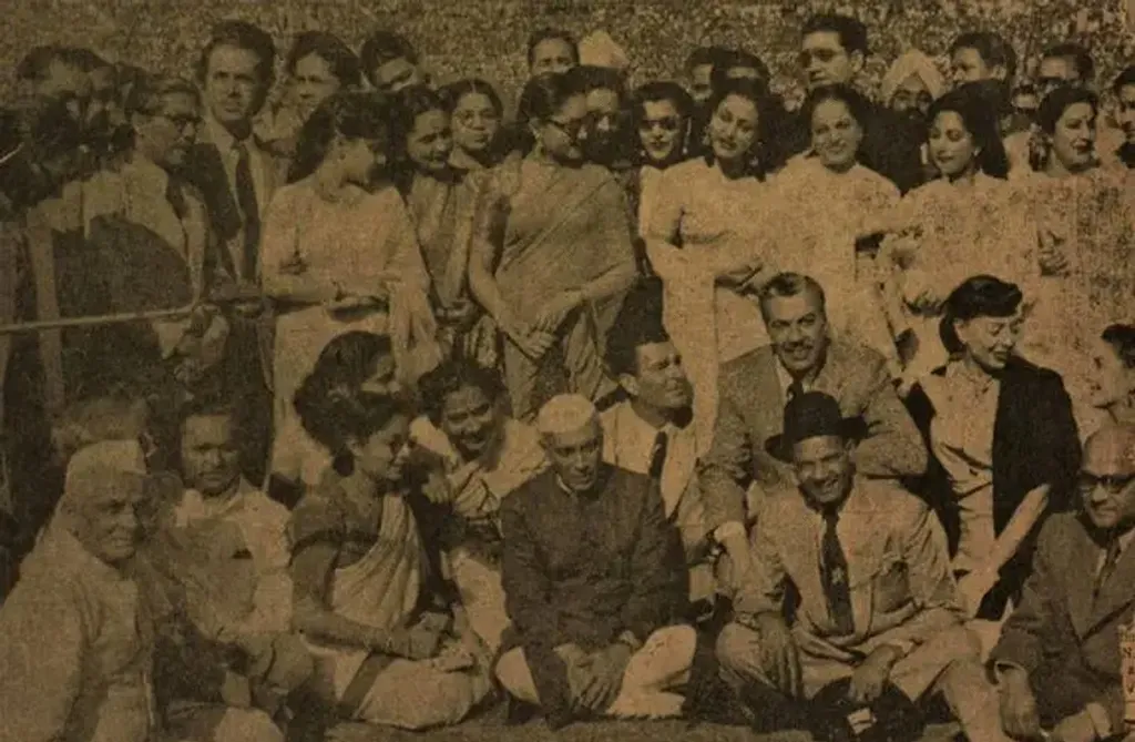 1952- ൽ ആദ്യ അന്താരാഷ്ട്ര ചലച്ചിത്രമേള ഉദ്ഘാടനം ചെയ്തശേഷം, ഇന്ത്യൻ, വിദേശ ചലച്ചിത്ര പ്രവർത്തകർക്കൊപ്പം  ജവഹർലാൽ നെഹ്‌റു. 