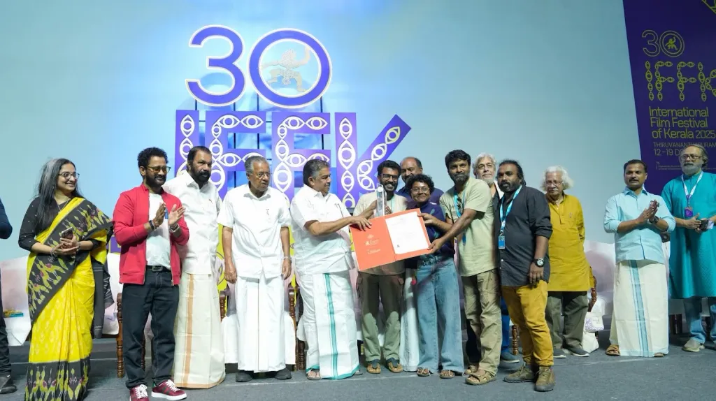2025-ലെ ഐ.എഫ്.എഫ്.കെയിൽ ഓഡിയൻസ് പോൾ അംഗീകാരം നേടിയ ‘തന്തപ്പേരി’ന്റെ പ്രവർത്തകർ ഉപഹാരം ഏറ്റുവാങ്ങുന്നു.