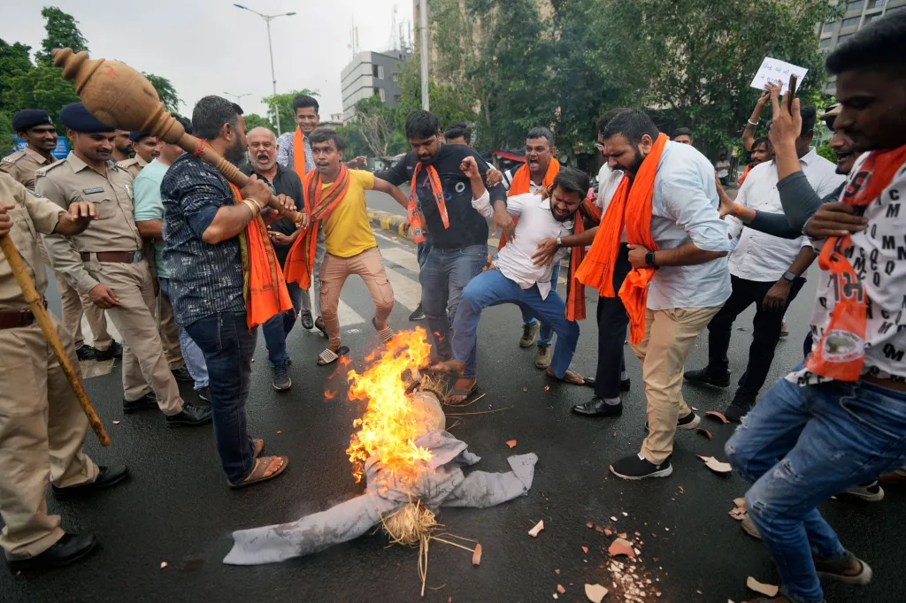 ഇന്നത്തെ ഇന്ത്യയിൽ ഭരണഘടന തന്നെ ഒരു സംഘർഷഭൂമിയായി മാറിയിരിക്കുകയാണ്. സ്വാതന്ത്ര്യം, സമത്വം, സാഹോദര്യം, നീതി എന്നീ മൂല്യങ്ങൾ ഒരുവശത്ത് ആഘോഷിക്കപ്പെടുമ്പോൾ, മറുവശത്ത് അവ തന്നെ ലംഘിക്കപ്പെടുന്നു.