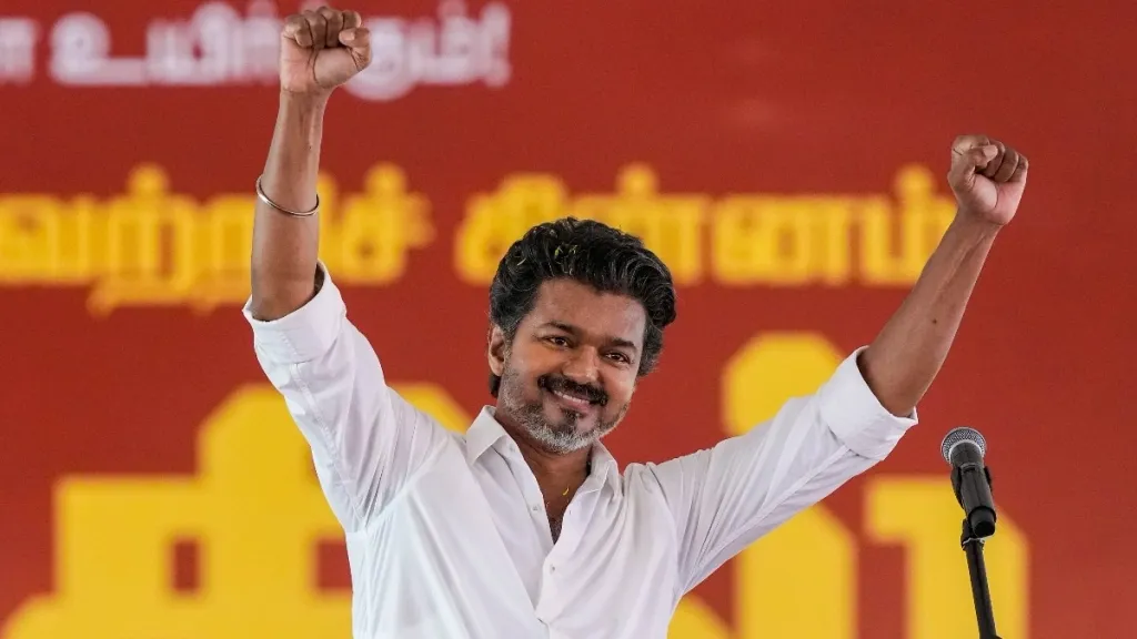 യുവാക്കളെയും സ്ത്രീകളെയും സാമ്പ്രദായിക രാഷ്ട്രീയത്തോട് ആഭിമുഖ്യം കുറഞ്ഞവരെയും ആകർഷിക്കാൻ വിജയുടെ പാർട്ടിക്ക് സാധിച്ചു. പാർട്ടി രൂപീകരിച്ച് അധികാലം കഴിയും മുൻപ് തന്നെ മുഖ്യമന്ത്രി സ്റ്റാലിൻെറ പ്രധാന എതിരാളിയെന്ന നിലയിൽ വിജയ് ഉയർന്നുവന്നു.