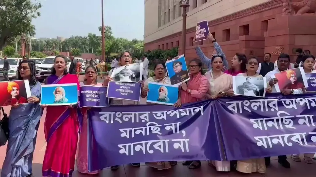 'Bengla Birodhi' എന്ന കാമ്പയിനിലൂടെ സംസ്ഥാനത്തിന്റെ സംസ്‌കാരത്തിനും ഭാഷയ്ക്കും ബഹുസ്വരതയ്ക്കും ഭീഷണിയാണ് ബി.ജെ.പിയെന്ന് സ്ഥാപിക്കാൻ മമത ശ്രമിച്ചു. 