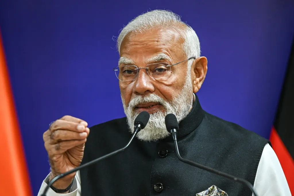 പശ്ചിമേഷ്യയിൽ (Middle East) രൂപപ്പെട്ടിരിക്കുന്ന കടുത്ത യുദ്ധപ്രതിസന്ധിയും ആഗോള വിപണിയിലെ തകർച്ചയും മുൻനിർത്തി, വരാനിരിക്കുന്ന ഒരു വർഷത്തേക്ക് അത്യാവശ്യമല്ലാത്ത സ്വർണ്ണാഭരണ വാങ്ങലുകൾ പൂർണ്ണമായും മാറ്റിവെക്കണമെന്നായിരുന്നു നരേന്ദ്ര മോദിയുടെ അഭ്യർത്ഥന.