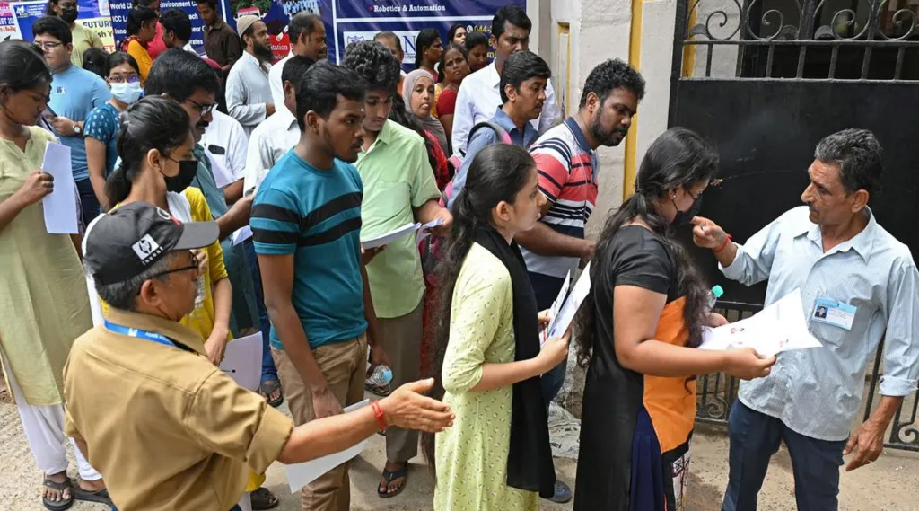 ലക്ഷക്കണക്കിന് വിദ്യാർത്ഥികൾക്ക് വേണ്ടത് ഇത്തരം അർഥശൂന്യമായ വിശദീകരണങ്ങളല്ല. കാരണം, ഒരു പരീക്ഷ റദ്ദാക്കപ്പെടുമ്പോൾ, മാസങ്ങളായോ വർഷങ്ങളായോ നടത്തുന്ന കഠിനപ്രയത്നം കൂടിയാണ് റദ്ദാക്കപ്പെടുന്നത്.