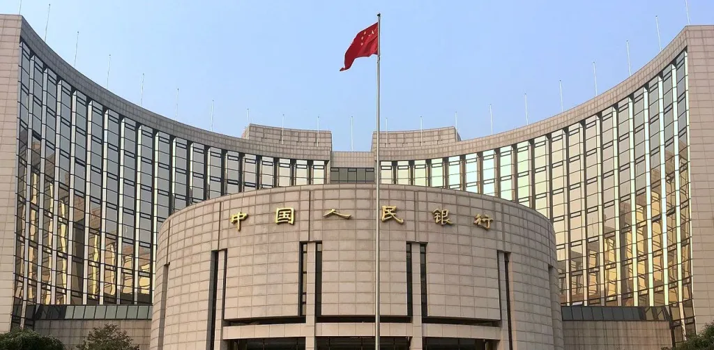 ചൈനീസ് ഗവൺമെന്റ് തങ്ങളുടെ കേന്ദ്ര ബാങ്കായ People's Bank of China (PBOC) വഴി വിപണിയിൽ വലിയ രീതിയിൽ ഇടപെടാതെ, വില പെട്ടെന്ന് കൂടാതിരിക്കാൻ വളരെ തന്ത്രപൂർവ്വം പ്രതിമാസം കൃത്യമായ അളവിൽ സ്വർണ്ണം വാങ്ങി കൂട്ടുകയാണ്.