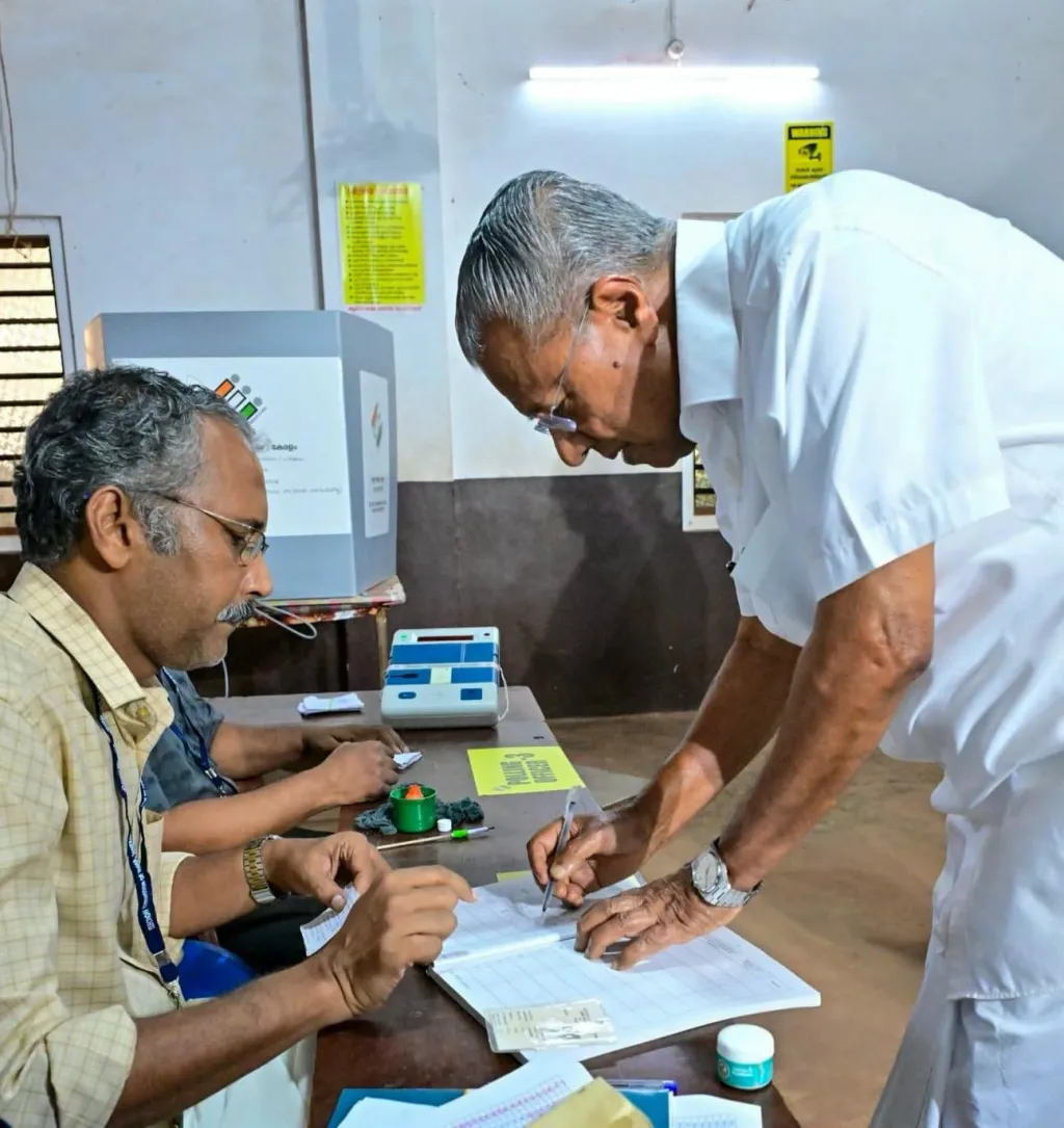 2026-ലെ നിയമസഭാ തെരഞ്ഞെടുപ്പിൽ പിണറായി വിജയൻ വോട്ട് ചെയ്യുന്നു.