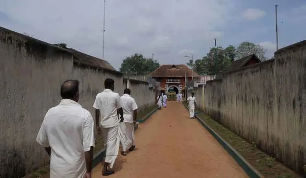 തടവുകാർക്ക് ഭരണാഘടനപരമായ അവകാശങ്ങളും സ്വാതന്ത്ര്യങ്ങളും ജയിലിനകത്തു പരിമിതമാണെങ്കിലും അവരുടെ മൗലികാവകാശങ്ങൾ ജയിൽകവാടങ്ങൾക്കുള്ളിൽ ഇല്ലാതാകുന്നില്ല എന്ന് സുപ്രീം കോടതി വിധിന്യായങ്ങൾ അടക്കം സ്ഥാപിച്ചിട്ടുണ്ട്.