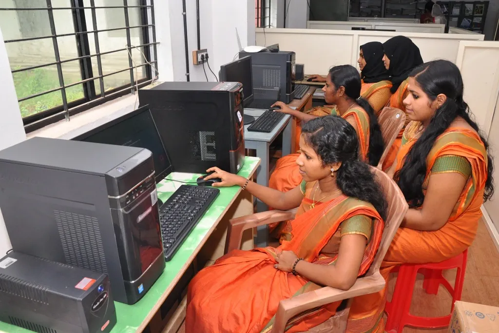 കേരളത്തിൽ നിലവിലുള്ള ബഹുഭൂരിപക്ഷം അധ്യാപക വിദ്യാഭ്യാസ സ്ഥാപനങ്ങളും പിന്തുടരുന്നത് കാലഹരണപ്പെട്ട സദാചാര മൂല്യബോധങ്ങളാണ്.