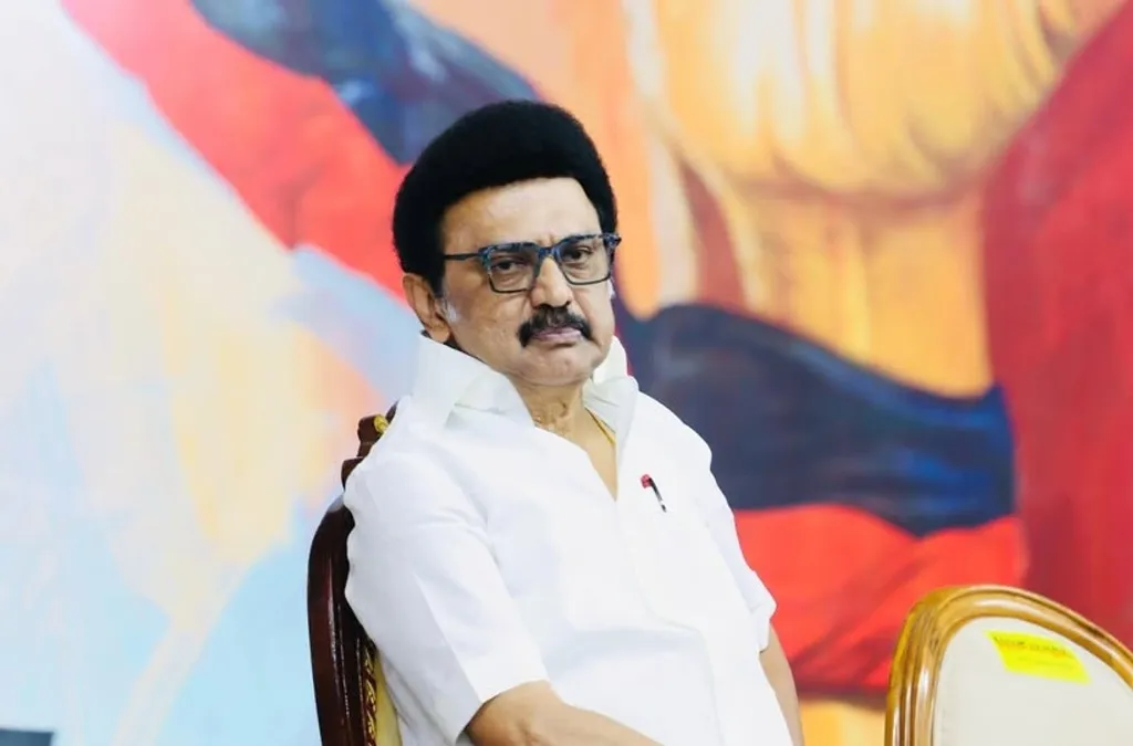 DMK യുടെ 59 പേരും AIADMK -യുടെ 47 പേരും ചേർന്നാലും 106 പേരേ ആകുന്നുള്ളൂ, കേവല ഭൂരിപക്ഷത്തിന് 12 ​പേരെ കൂടി  വേണ്ടിവരും. അതുകൊണ്ടാണ് DMK ഈ നീക്കത്തിന് പച്ചക്കൊടി കാണിക്കാത്തത്. മാത്രമല്ല, വിജയ്‌യെ സര്‍ക്കാറുണ്ടാക്കാന്‍ അനുവദിക്കണമെന്ന് എം.കെ. സ്റ്റാലിന്‍ തുറന്നുപറയുകയും ചെയ്തിട്ടുണ്ട്. 