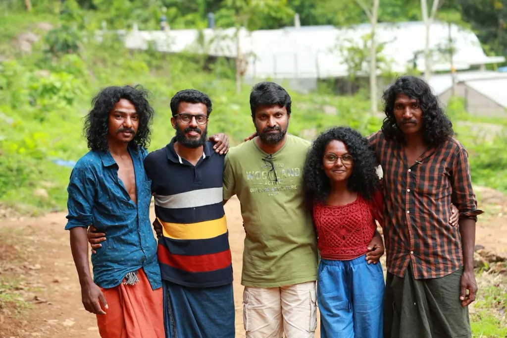 ‘തന്തപ്പേര്’ എന്ന സിനിമയുടെ സംവിധായകൻ ഉണ്ണികൃഷ്ണൻ ആവള നടീനടന്മാർക്കൊപ്പം. 