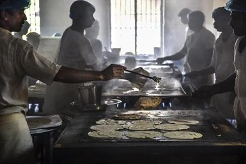 വേതനവർദ്ധനവിനെത്തുടർന്ന്, വിദ്യാഭ്യാസം നേടുന്ന തടവുകാരെ ജോലി ചെയ്യുന്നതിൽനിന്ന് തടയുന്ന അലിഖിത നിയമം ജയിൽ അധികൃതർ അവതരിപ്പിച്ചതായി റിപ്പോർട്ടുണ്ട്.