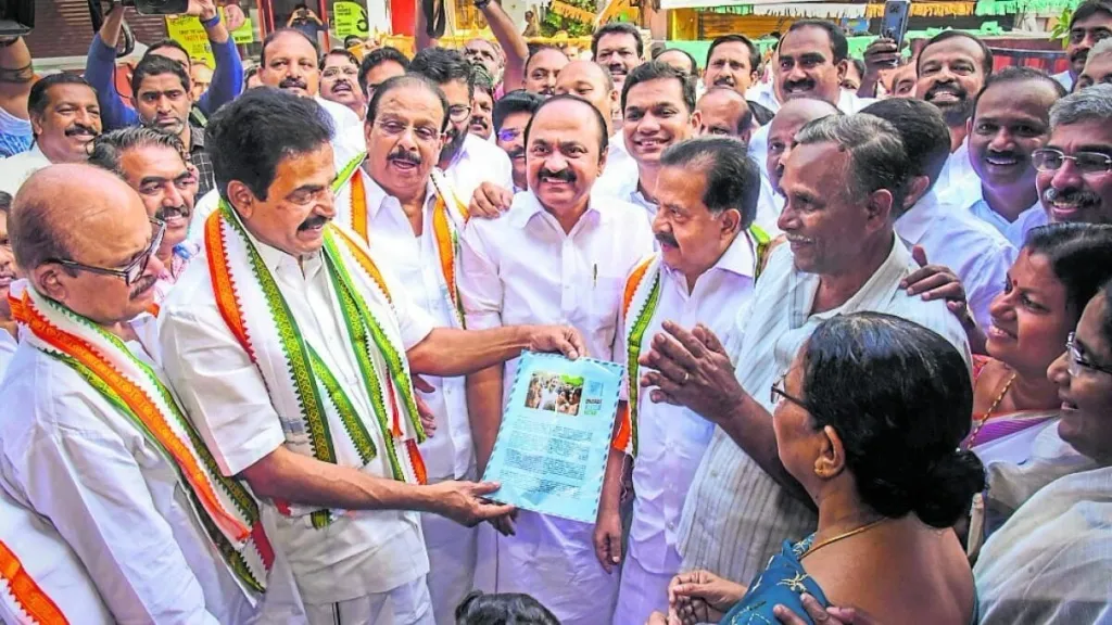 140 അംഗ നിയമസഭയിൽ 102 സീറ്റ് നേടി കോൺഗ്രസ് നയിക്കുന്ന ഐക്യ ജനാധിപത്യ മുന്നണി (UDF) ഉജ്ജ്വല ഭൂരിപക്ഷത്തോടെ അധികാരത്തിൽ തിരിച്ചെത്തിയിരിക്കുന്നു; അതേസമയം LDF കേവലം 35 സീറ്റുകളിലേക്ക് ഒതുങ്ങുകയും ചെയ്തു.