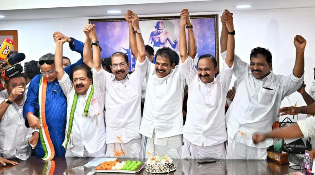 യു ഡി എഫ് അധികാരത്തിലേക്ക് തിരിച്ചെത്തുമ്പോൾ മലയാളിയെ ഏറ്റവും സന്തോഷിപ്പിക്കേണ്ടത് അവരുടെ ദ്രുതസ്വത്വസംക്രമണമാണ്. 