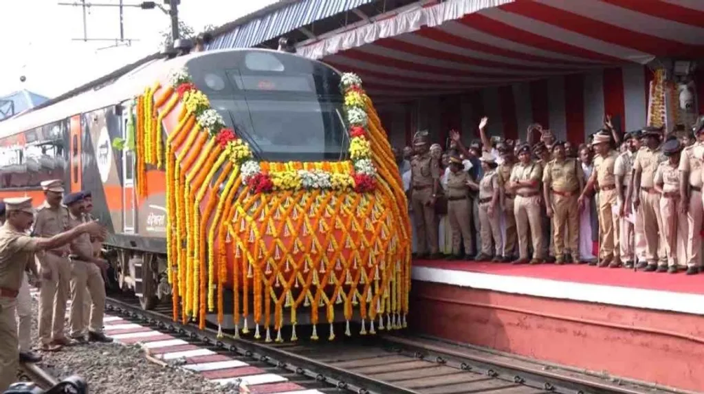 ഇന്ത്യൻ റെയിൽവെയുടെ ഒരു ഔദ്യോഗിക പരിപാടിയിൽ ദേശഭക്തിഗാനമെന്ന വ്യാജേന ആർ.എസ്.എസ് ഗണഗീതം ഒളിച്ചുകടത്തുകയാണ് ദക്ഷിണ റെയിൽവെ അധികൃതർ ചെയ്തത്.