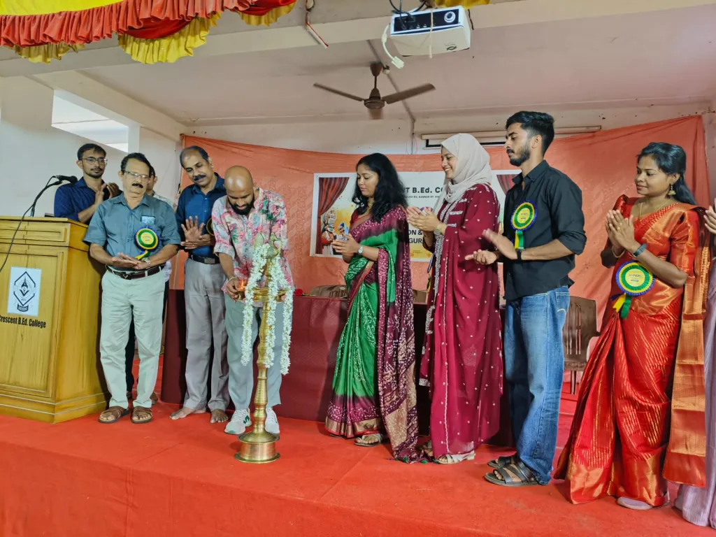 ഏതൊക്കെ പോസ്റ്റുകളിൽ ആരൊക്കെ വരണമെന്ന് മുൻകൂട്ടി തീരുമാനിച്ച ശേഷം പലപ്പോഴും വോട്ടിങ്ങ് പോലുമില്ലാത്ത രീതിയിലേക്ക് തിരഞ്ഞെടുപ്പുകളെ മാറ്റുകയും അതാണ് ജനാധിപത്യം എന്ന വിദ്യാർത്ഥികളെ പഠിപ്പിക്കുകയും ചെയ്യുന്ന തരത്തിലേക്കാണ് അധ്യാപക വിദ്യാഭ്യാസ കേന്ദ്രങ്ങൾ കേരളത്തിൽ പ്രവർത്തിക്കുന്നത്.