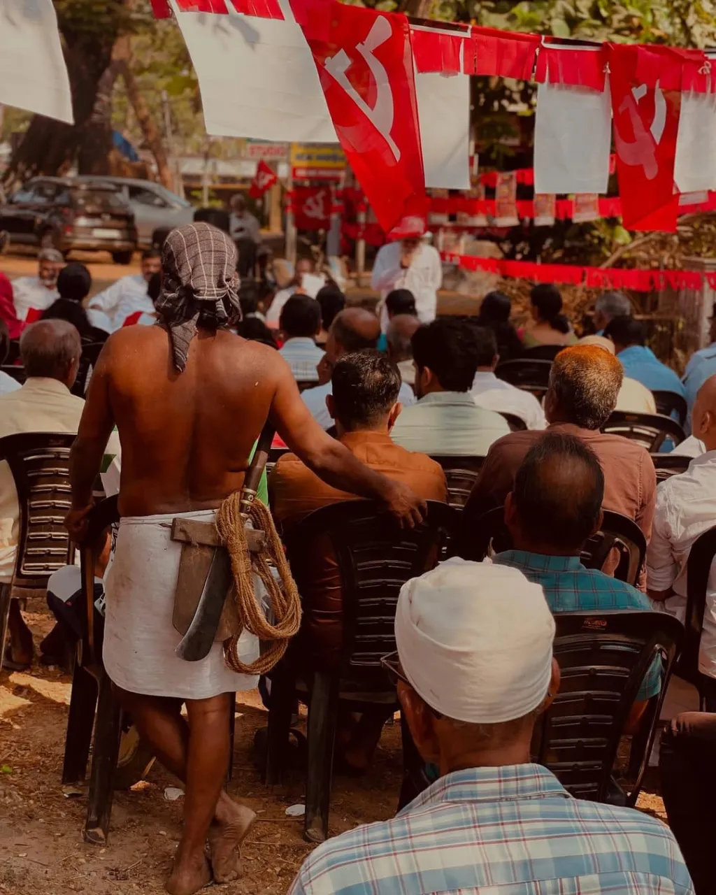 കേരളത്തിലെ ഏറ്റവും വലിയ ഹിന്ദു സമുദായമായ ഈഴവരിൽ മഹാഭൂരിപക്ഷവും ഇടതുപക്ഷത്തിനൊപ്പമാണ് നിന്നിരുന്നത്. അത് സാമുദായികാടിസ്ഥാനത്തിലല്ല. ചെത്തുതൊഴിലാളികളും കർഷകത്തൊഴിലാളികളും നാമമാത്ര, ചെറുകിട ഭൂവുടമകളുമൊക്കെയായ ജനസമൂഹം എന്ന നിലയിൽ അവരുടെ സ്വാഭാവികമായ രാഷ്ട്രീയ തെരഞ്ഞെടുപ്പായിരുന്നു അത്. Photo / Vinayak TP