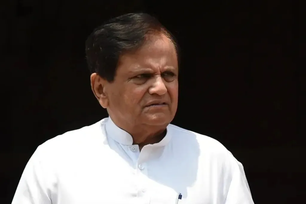 കോൺഗ്രസ് നേതാവ് അഹമ്മദ് പട്ടേൽ. ഗുജറാത്ത് രാഷ്ട്രീയത്തിലെ ഹൈപ്പർ- പോളറൈസേഷൻ കാരണം അഹമ്മദ് പട്ടേലിന് പലപ്പോഴും പൊതുവേദികളിൽനിന്ന് മാറിനിൽക്കേണ്ടിവന്നിട്ടുണ്ട്. 