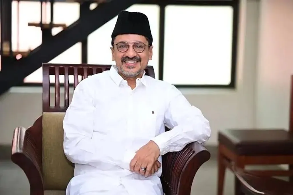 ഒരേ സമയം പാർട്ടിയിലെ രണ്ട് വിഭാഗത്തോടും ആദ്യ ഘട്ടത്തിൽ സമദൂര സിദ്ധാന്തം പ്രഖ്യാപിച്ചു സാദിഖലി തങ്ങൾ. 