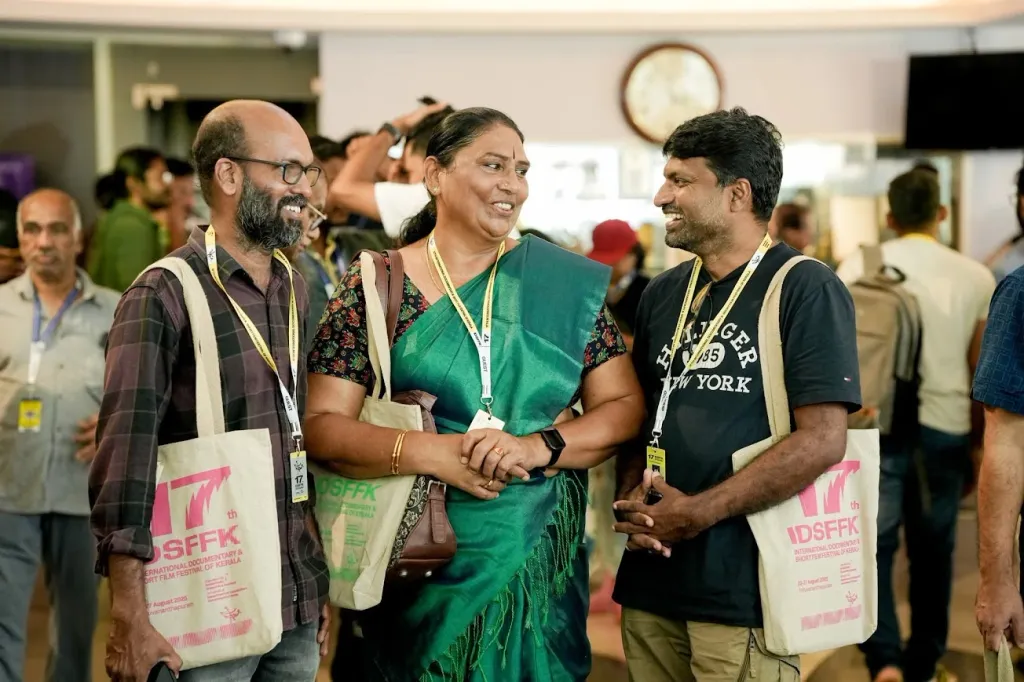 ‘ഞാൻ രേവതി’ എന്ന സിനിമയുടെ സംവിധാകയൻ പി. അഭിജിത്തും സിനിമാപ്രവർത്തകരും.