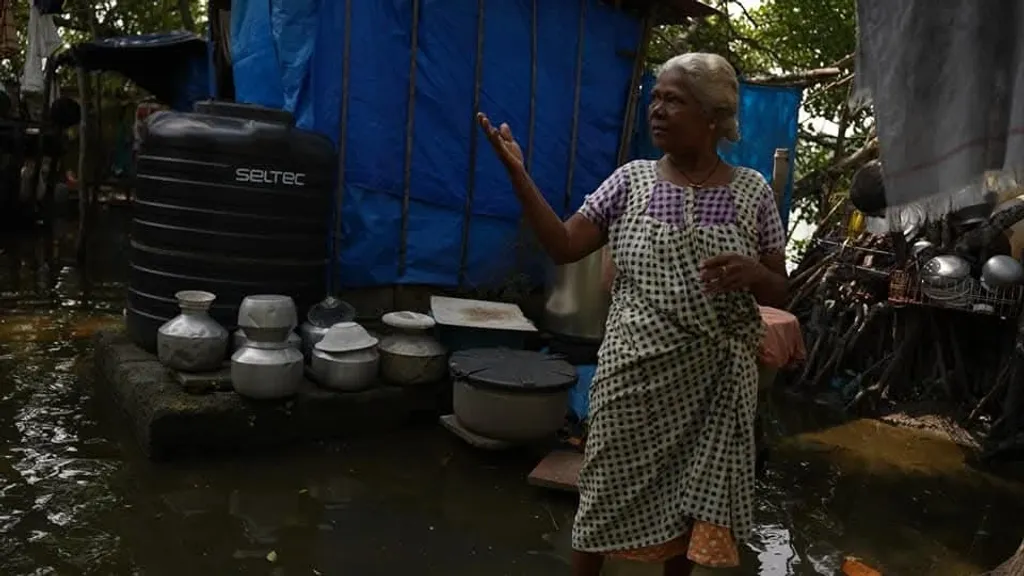 തങ്ങളുടെ വീടുകൾക്കുള്ളിലേക്ക് ഇരച്ചുകയറുന്ന മലിനജലം സൃഷ്ടിക്കുന്ന ദുരിതങ്ങളും, പൊടിഞ്ഞുതീരുന്ന ചുവരുകളുമടക്കം അവരുടെ ദൈനംദിന ദുരിതങ്ങളുടെ തികച്ചും വ്യക്തിപരമായ തലത്തിലുള്ള ദൃശ്യങ്ങൾ സ്ത്രീകൾ തന്നെ സ്വയം മൊബൈൽ ക്യാമറകളിൽ പകർത്തി. 
