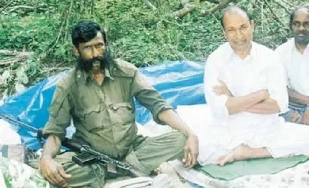 നടൻ രാജ്കുമാർ വീരപ്പന്റെ ‘കസ്റ്റഡി’യിൽ. തമിഴ്നാടും കർണാടകവും തമ്മിൽ കാവേരിനദീജലതർക്കം കൊടുമ്പിരിക്കൊണ്ട സമയത്താണ് വീരപ്പൻ അദ്ദേഹത്തെ തട്ടിക്കൊണ്ടുപോകുന്നത്. അതുവരെയും സുഷുപ്തിയിലായിരുന്ന കന്നഡദേശീയവികാരം ആളിക്കത്തിക്കാൻ ഇതും കാരണമായിരുന്നതായി പറയപ്പെടുന്നു. .