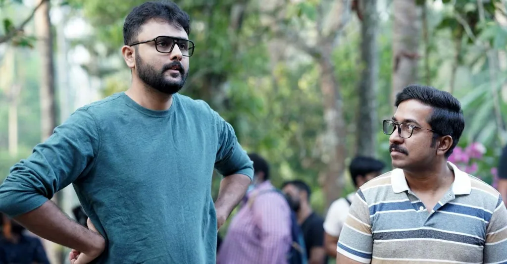 ‘മുകുന്ദൻ ഉണ്ണി അസോസിയേറ്റ്സ്’ എന്ന ചിത്രത്തിലൂടെ അഭിനവ് സുന്ദർ അവതരിപ്പിച്ച വ്യത്യസ്തമായ visual treatment മലയാള സിനിമാപ്രേമികളുടെ ശ്രദ്ധ പിടിച്ചുപറ്റിയിരുന്നു. അതേ ശൈലിയുടെ തുടർച്ചയായാണ് അദ്ദേഹത്തിന്റെ രണ്ടാം ചിത്രമായ ‘മോളിവുഡ് ടൈംസ്’ ഒരുക്കിയിരിക്കുന്നത്.