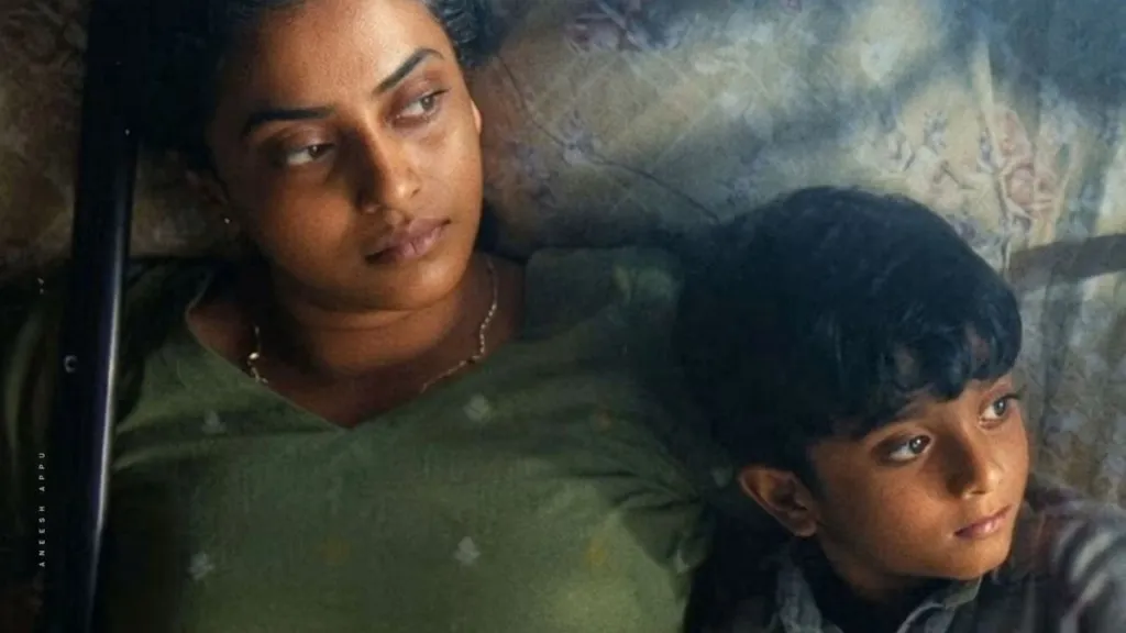 മറ്റുള്ളവർക്കുമുന്നിൽ തങ്ങൾ സൃഷ്ടിച്ച ലോകം ഒരിക്കലും അനാവരണം ചെയ്യപ്പെടരുതെന്നും തങ്ങളുടേതായ സാങ്കല്പികക്രമത്തിൽ അവ തടസ്സമാകരുതെന്നും അമ്മയും മകനും ഓരോ ഘട്ടത്തിലും ഉറപ്പിക്കുന്നുണ്ട്.