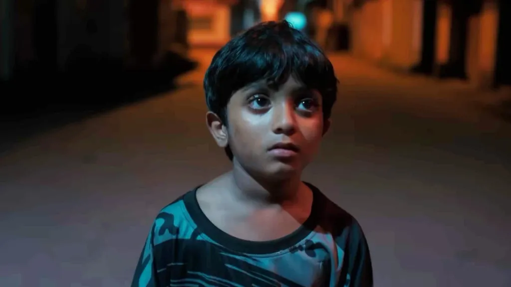 ബാലൻ വാസ്തവത്തിൽ എല്ലാവരാലും നിയന്ത്രിക്കപ്പെടുകയും അടിമയാക്കപ്പെടുകയും ചെയ്യുന്ന ഒരു കുട്ടിയുടെ കഥയാണ്. കഥകൾ കേട്ട് വളരേണ്ട അവൻ്റെ ബാല്യം കള്ളക്കഥകൾ ആടിത്തീർക്കേണ്ട വ്യാജസ്വത്വനിർമ്മിതികളുടെ കേളീരംഗമാകുന്നു. 