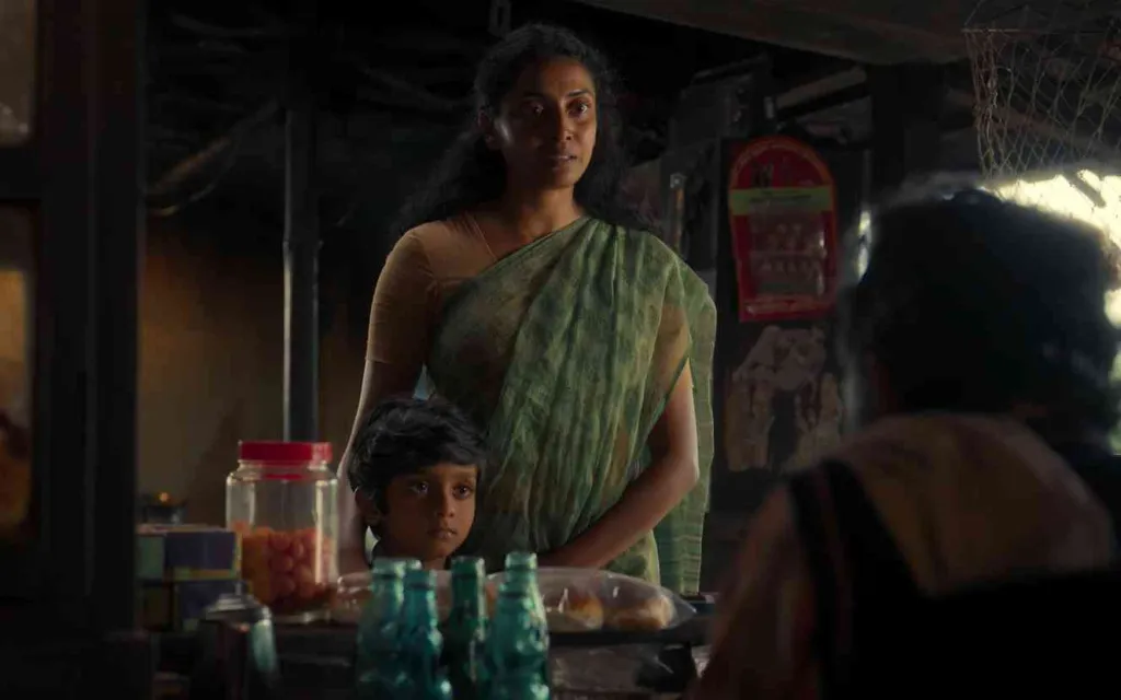 ചായക്കടയിലെ താരതമ്യേന സുരക്ഷിതമായ പൊറുതി മകൾ, പേരക്കുട്ടി എന്ന വാഗ്ദാനങ്ങളിലാണ് അവൾ വേണ്ടെന്ന് വയ്ക്കുന്നത്. അത്തരം നിരാകരണങ്ങൾ ഒടുവിൽ ഒരിടത്തൊഴികെ തുടരുന്നുമുണ്ട്.