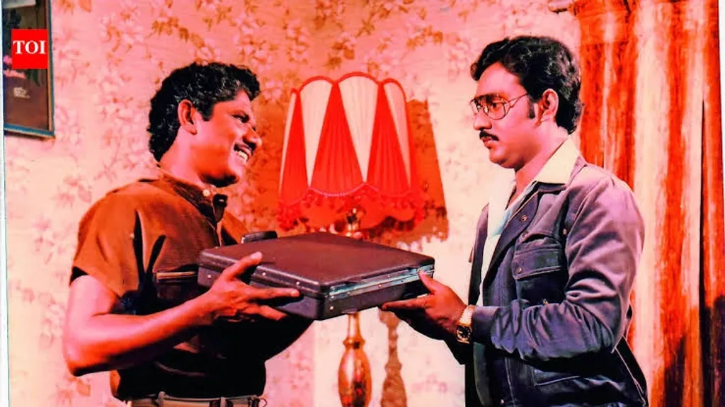  1977-ൽ ഭാരതിരാജയുടെ '16 വയതിനിലേ' എന്ന സിനിമയുടെ അസിസ്റ്റന്റ് സംവിധായകനായാണ് ഭാഗ്യരാജിന്റെ കരിയർ തുടങ്ങുന്നത്. 