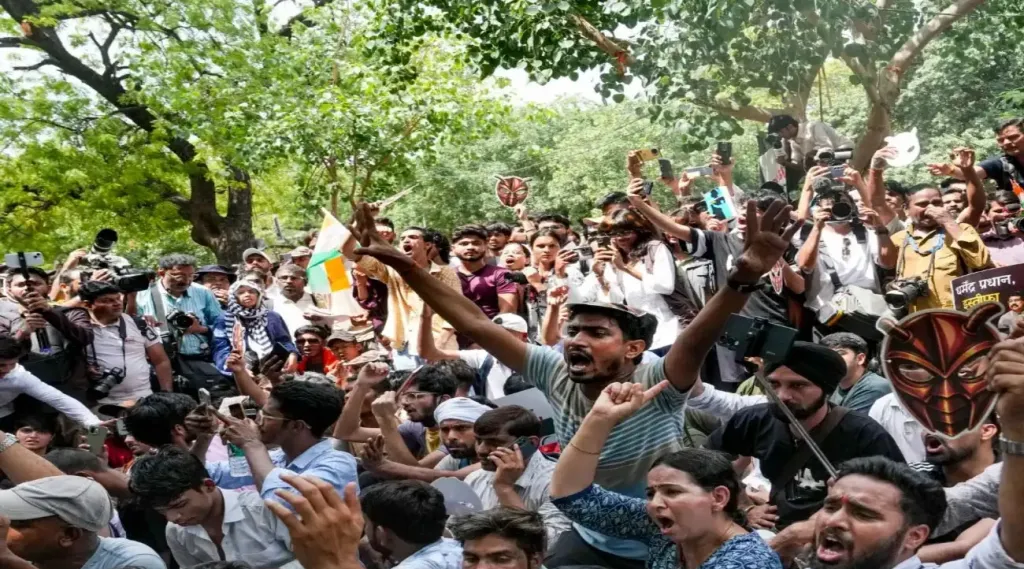 കോക്രോച്ച്‍ ജനതാപാർട്ടി (CJP) എന്ന ആശയത്തിന് സ്വീകാര്യത കിട്ടുന്നത് പരമ്പരാഗത പാർട്ടിസംവിധാനങ്ങൾക്ക് ക്ഷതം പറ്റുമ്പോൾ അവയ്ക്കുപുറത്ത് ബദലുകൾക്കായുള്ള സമൂഹത്തിന്റെ ആഗ്രഹത്തെ ഇത്തരം കൂട്ടായ്മകൾ പ്രതിഫലിപ്പിക്കുന്നതുകൊണ്ടാണ്. 
