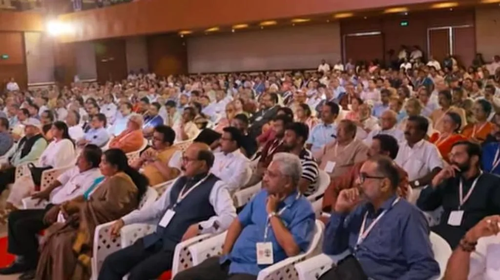 RSS ദേശീയ മേധാവിയായ മോഹൻ ഭാഗവത് വിളിച്ചുചേർത്ത രാഷ്ട്രീയയോഗത്തിൽ കേരള, എം. ജി, മലയാളം സർവ്വകലാശാലകളിലെ വൈസ് ചാൻസലർമാർ പങ്കെടുക്കുന്നു.