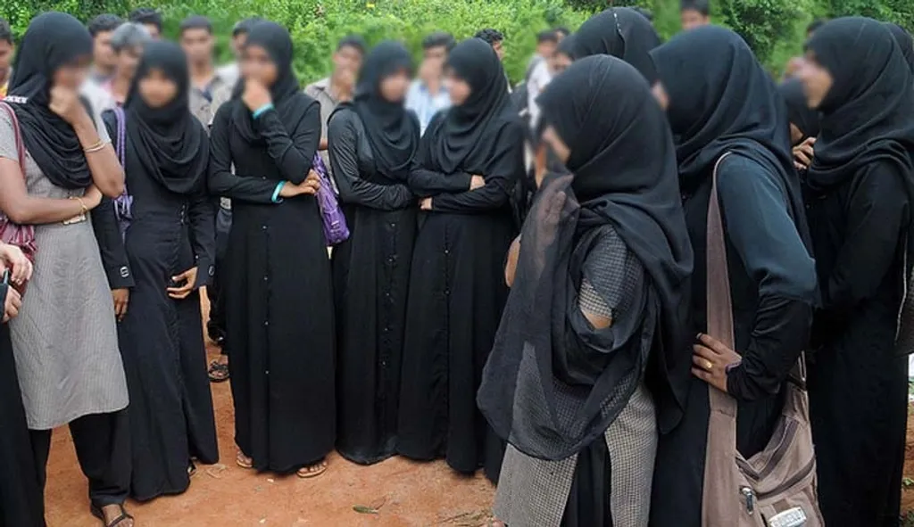  ​മുസ്ലിം സ്ത്രീകൾ എല്ലാവരും "അടിച്ചമർത്തപ്പെട്ടവരാണ്" അല്ലെങ്കിൽ "സ്വന്തമായി ശബ്ദമില്ലാത്തവരാണ്" എന്ന പൊതുബോധം നിർമ്മിച്ചെടുക്കാൻ ബോധപൂർവ്വമായ ശ്രമങ്ങൾ നടക്കുന്നു. 