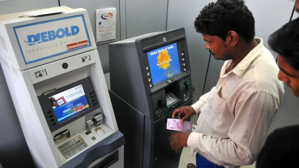 ATM കൗണ്ടറുകളിൽ വളരെ കൂളായാണ് നമ്മൾ 'പിൻ' നൽകി പണം പിൻവലിക്കുന്നത്. യന്ത്രവും ഡേറ്റാബേസും വ്യക്തിഗത ഡേറ്റയെല്ലാം നമുക്ക് നിസ്സാരമായ വിജ്ഞാനമാണ്. 