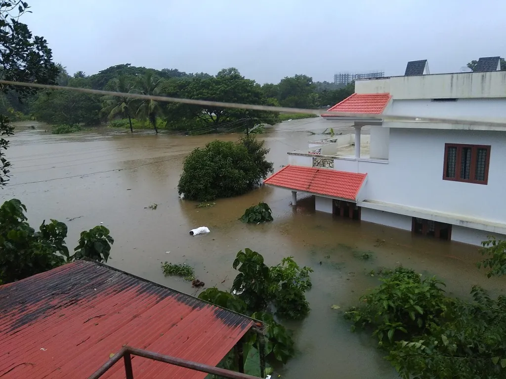 പെരുമഴയെ തുടർന്ന് 2018- ലുണ്ടായ വെള്ളപ്പൊക്കത്തിൽ 450ലധികം പേർ മരിക്കുകയും 5.4 മില്യൻ ജനങ്ങളുടെ ജീവിതത്തെ ബാധിക്കുകയും ചെയ്തിരുന്നു.