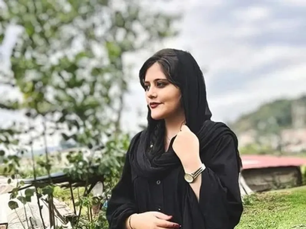 ഹിജാബ് ശരിയായി ധരിച്ചില്ലെന്ന കാരണം പറഞ്ഞ് ഇറാനിലെ സദാചാരപോലീസ് ക്രൂരമായി മർദിച്ചു കൊന്ന 22 വയസ്സുകാരിയായ കുർദിഷ് യുവതി ജിന അമിനി.