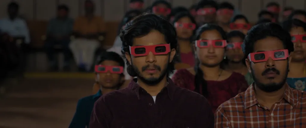 റോഷൻ ഷാനവാസ് അവതരിപ്പിക്കുന്ന നായകന്റെ കൂട്ടുകാരൻ കഥാപാത്രം, പഠനത്തിൽ മിടുക്കനാണെങ്കിലും റിസർവേഷനുള്ളതുകൊണ്ട് സ്വത്വകഴിവുകളാൽ അംഗീകരിക്കപ്പെടാത്തതിൽ ആത്മരോഷമുള്ള വ്യക്തിയായാണ് അവതരിപ്പിക്കപ്പെടുന്നത്.