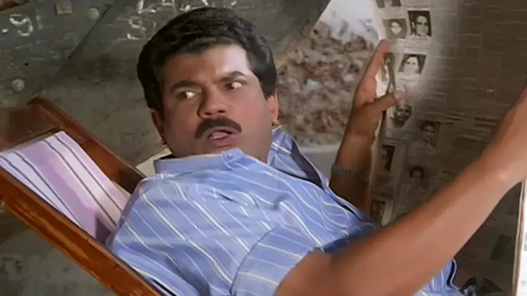 മുകേഷ്. മുൻപ് ആൾക്കൂട്ടങ്ങളുടെ നടുവിൽനിന്ന് കരഘോഷം ഏറ്റുവാങ്ങിയിരുന്ന സുരേഷ് ഗോപിയേക്കാൾ വോട്ടർക്ക് പഥ്യം ചെറുതമാശകളിലൂടെയും മറ്റും തങ്ങളുടെകൂടെ, തങ്ങളിലൊരാളായിത്തന്നെ തോന്നിപ്പിച്ചിരുന്ന, തത്സമയം എന്ന പ്രതീതി ജനിപ്പിച്ച ടെലിവിഷൻ പരിപാടികളിൽ പങ്കെടുത്തിരുന്ന മുകേഷും, ജഗദീഷും, ഗണേഷ്കുമാറും ആയി മാറുന്നു.