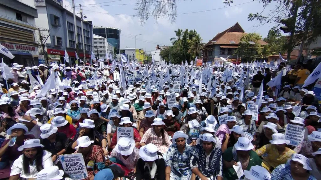 സ്വകാര്യ നിക്ഷേപക കുത്തകകളുടെ ആശുപത്രികളിൽ മരണനിരക്ക് കൂടുതലാണെന്നാണ് പല പഠനങ്ങളും സൂചിപ്പിക്കുന്നത്. ചെലവു കുറച്ച് ലാഭം കൂട്ടുക എന്ന മാർക്കറ്റ് തന്ത്രത്തിന്റെ ഭാഗമായി അനുബന്ധ സ്റ്റാഫിന്റെ എണ്ണം കുറക്കുന്നത് ഒരു കാരണമാണ്. മാന്യമായ വേതനത്തിനായി പ്രൈവറ്റ് ഹോസ്പിറ്റൽ നഴ്സുമാർ നടത്തിയ സമരം ഇതോടൊപ്പം കൂട്ടിവായിക്കേണ്ടതാണ്.