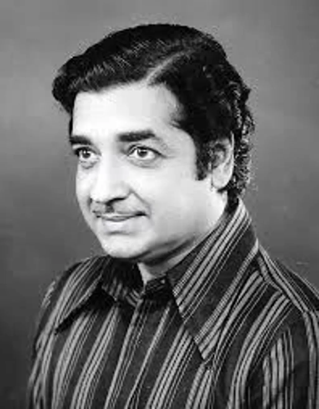 പ്രേംനസീർ. പല കാലങ്ങളിലായി മലയാളസിനിമയിൽനിന്ന് രാഷ്ട്രീയത്തിലേക്ക് കടന്നുവന്നവരൊന്നും മറ്റു താരങ്ങളുടെയത്ര പ്രഭാവമുള്ളവരായിരുന്നില്ല. അല്പമെങ്കിലും പ്രഭാവമുണ്ടായിരുന്ന ഒരേയൊരുതാരം പ്രേംനസീറായിരുന്നു.