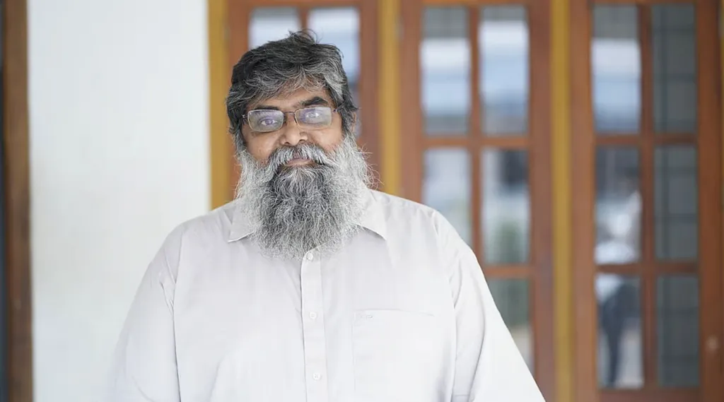 മാധ്യമപ്രവർത്തകൻ ആർ. രാജഗോപാൽ. "യുക്തിപരമായ പൊരുത്തക്കേട്" (logical inconsistency) ചൂണ്ടിക്കാട്ടിയാണ് അദ്ദേഹത്തിന്റെ പേര് വോട്ടർപട്ടികയിൽനിന്ന് ഒഴിവാക്കപ്പെട്ടത്.
