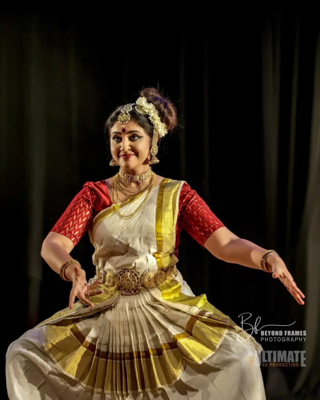 ശരീരാഭിനയവും മോഹിനിയാട്ടത്തിൽ മേതിൽ സ്കൂളിന്റെ പ്രത്യേകതയാണ്. ഒതുക്കം കൊണ്ട് സാദ്ധ്യതകൾ കുറയുന്നു എന്ന ഭൂരിഭാഗം വരുന്ന മോഹിനിയാട്ടക്കാരുടെ സങ്കടത്തെ ചിരിച്ചുകൊണ്ട് തള്ളുന്ന മേതിൽ ദേവികയെ പണ്ടുമുതലേ കാണാം.  Photo Credit/ Beyond Frames Photography