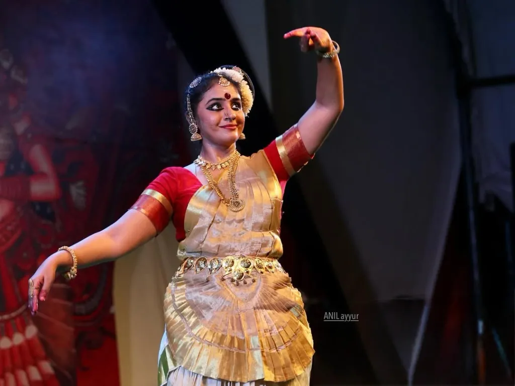 മേതിൽ ദേവിക ഒരു പുതിയ ശൈലി മാത്രം സൃഷ്ടിച്ചിട്ടില്ല; മോഹിനിയാട്ടത്തിനുള്ളിൽ ഭയപ്പെടാതെ ചിന്തിക്കാനുള്ള ഒരു സ്വാതന്ത്ര്യസ്ഥലം കൂടി തുറന്നിട്ടുണ്ട്. ആ ഇടത്തുനിന്നാണ് പുതിയ ചോദ്യങ്ങളും പുതിയ ശരീരങ്ങളും പുതിയ ഭാഷകളും ജനിക്കുന്നത്. Photo Credit/ Anil Ayyur