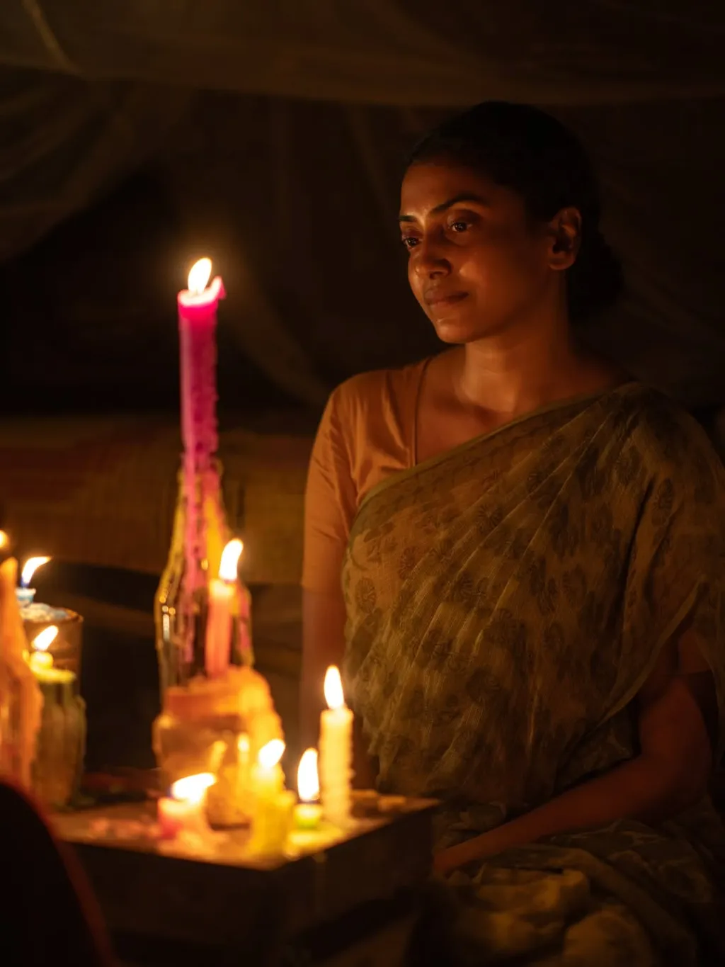 അമ്മയുടെ ഐഡന്റിറ്റിയും സിനിമയിൽ സങ്കീർണമാണ്. ‘അമ്മ’ എന്ന സാമൂഹികമായ ഐഡന്റിറ്റിയും ‘സ്ത്രീ’ എന്ന വ്യക്തിപരമായ ഐഡന്റിറ്റിയും തമ്മിലുള്ള സംഘർഷം സിനിമയിൽ കാണാം.