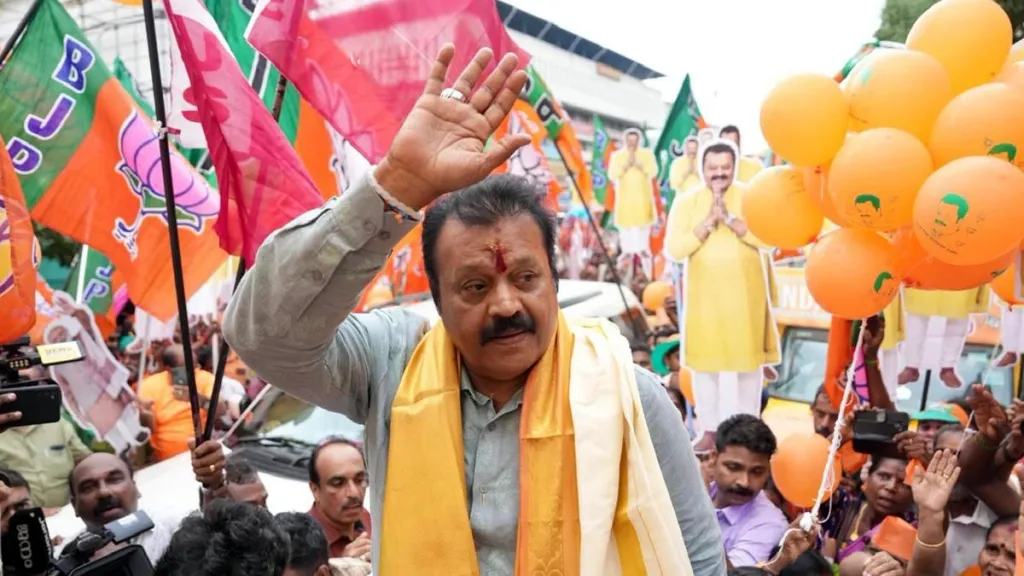 സുരേഷ് ഗോപി. അദ്ദേഹം മാത്രമാണ് സംഘപരിവാർ സഹയാത്രികനായി മലയാള സിനിമാമേഖലയിൽ നിന്ന് ഇപ്പോഴും രാഷ്ട്രീയത്തിൽ തുടരുന്ന കലാകാരൻ.