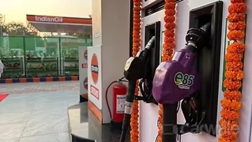 എഥനോൾ പുനരുത്പാദിപ്പിക്കാവുന്ന ജൈവവിഭവങ്ങളിൽ നിന്ന് ഉൽപ്പാദിപ്പിക്കപ്പെടുന്നതിനാൽ അത് പരിസ്ഥിതി സൗഹൃദമാണെന്നും കാലാവസ്ഥാ വ്യതിയാനത്തിനെതിരായ പോരാട്ടത്തിൽ നിർണായക പങ്കുവഹിക്കുമെന്നും വ്യാപകമായി പ്രചരിപ്പിക്കപ്പെടുന്നു.