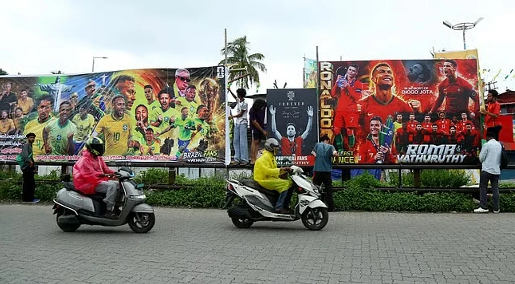 കേരളത്തിൽ ഫുട്ബോളിനും ആനയ്ക്കുമാണ് ഏറ്റവും കൂടുതൽ ഫ്ലക്സുകൾ അടിക്കുന്നത്. പണം മുതൽ ബിരിയാണി വരെയുള്ള ചെറുതും വലുതുമായ ബെറ്റുകൾ ഡിജിറ്റൽ മാധ്യമങ്ങൾ വഴി നടക്കുന്നു.