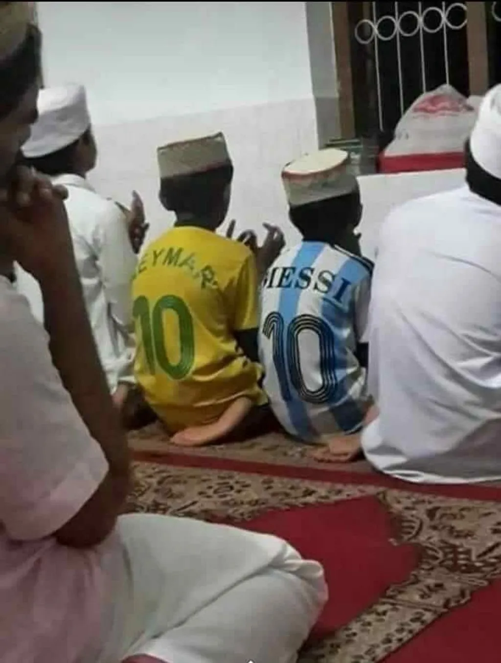 ജയവും പരാജയവും പരസ്പരം മൊഴിമാറ്റം ചെയ്യപ്പെട്ടുന്ന വിശുദ്ധസൂക്തമാണ് പന്തുകളി. ഒരേ നിസ്കാരപ്പായയിലിരുന്ന് ദൈവത്തിന്റെ അപാരമായ കാരുണ്യത്തെ ധ്യാനിക്കുന്ന മെസ്സിയും നെയ്മറുമാണ് വിശുദ്ധ സൂക്തത്തിലെ ലിഖിതങ്ങൾ.