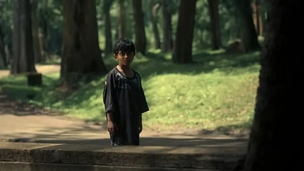 ഓരോ മനുഷ്യനും വർത്തമാനകാലത്ത് ജീവിക്കുന്നത് തന്റെ ഭൂതകാലത്തിന്റെ നിഴലിലാണ്. എന്നാൽ ഭൂതകാലം ഒരു ഭാരമായി മാറി, നിരന്തരമതിനെ ഭയന്നുജീവിക്കേണ്ടിവരുന്നൊരു ബാല്യ- കൗമാരമനസ്സിനെ സിനിമയിൽ കാണാം.